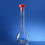 Messkolben mit NS-Schliff, PE-Stopfen